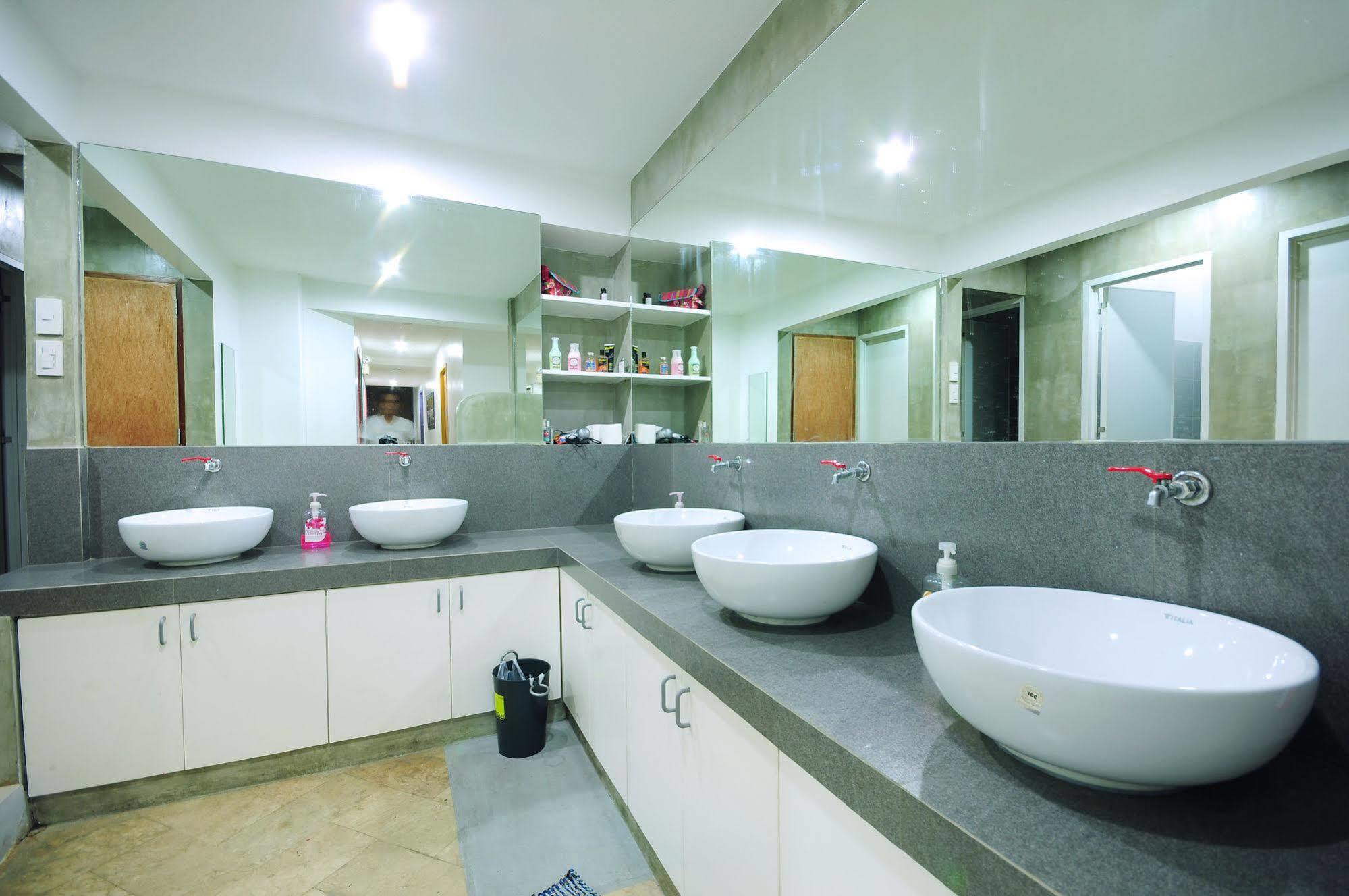 Mnl Boutique Hostel Makati City ภายนอก รูปภาพ