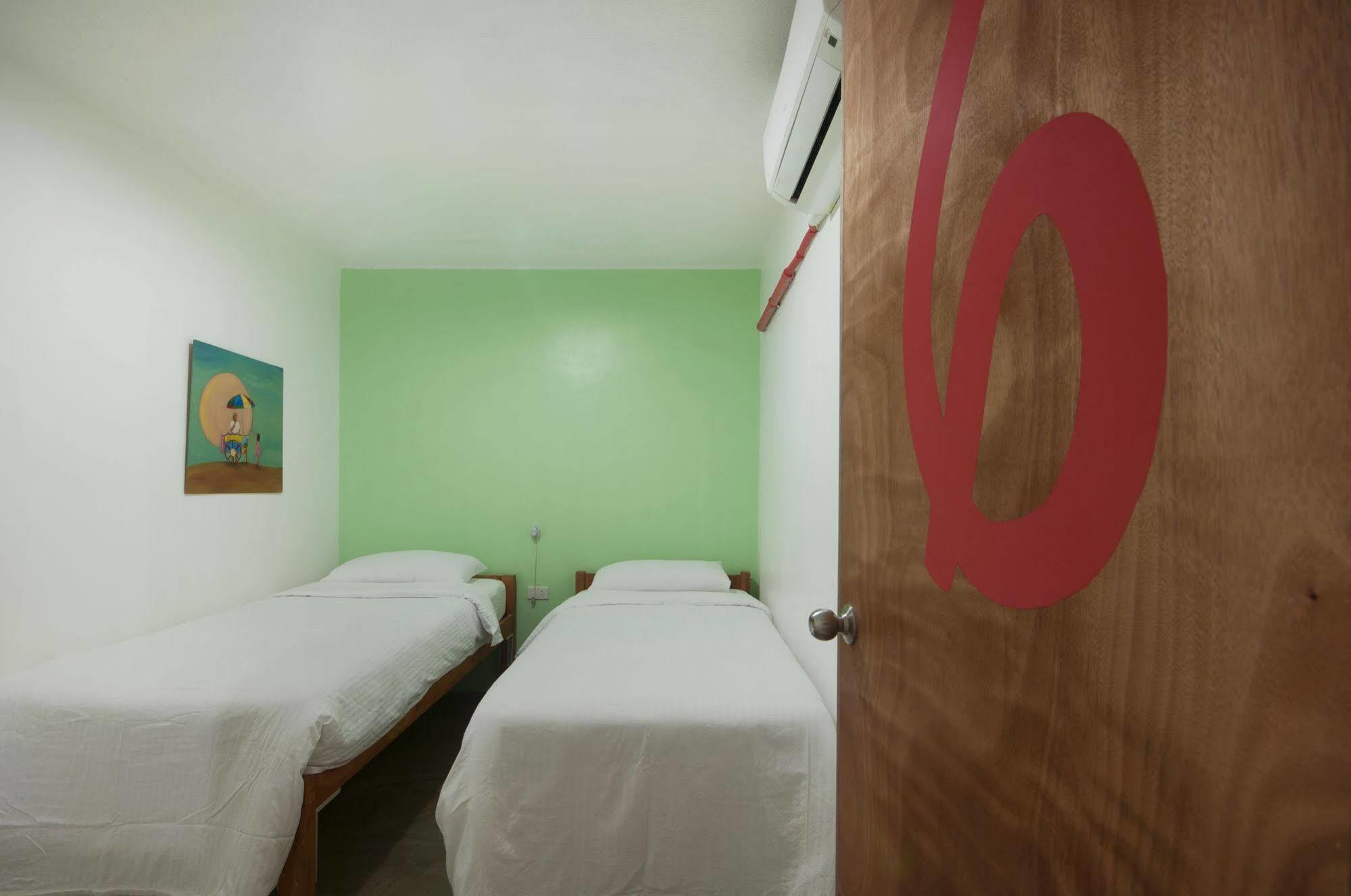 Mnl Boutique Hostel Makati City ภายนอก รูปภาพ