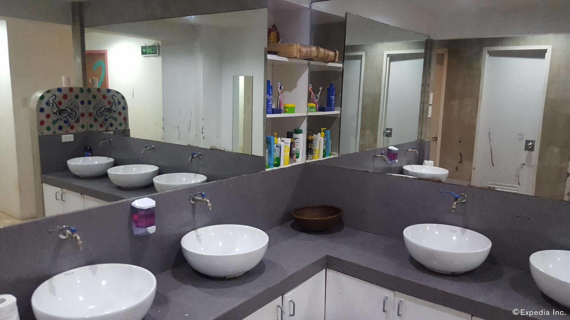Mnl Boutique Hostel Makati City ภายนอก รูปภาพ
